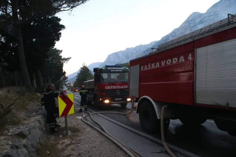 PLAMENI JEZICI NADOMAK KUĆA I HOTELA: Pogledajte kako je izgledala bitka vatrogasaca s velikim požarom kod Tučepa