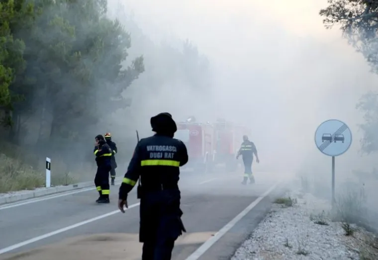 PLAMENI JEZICI NADOMAK KUĆA I HOTELA: Pogledajte kako je izgledala bitka vatrogasaca s velikim požarom kod Tučepa