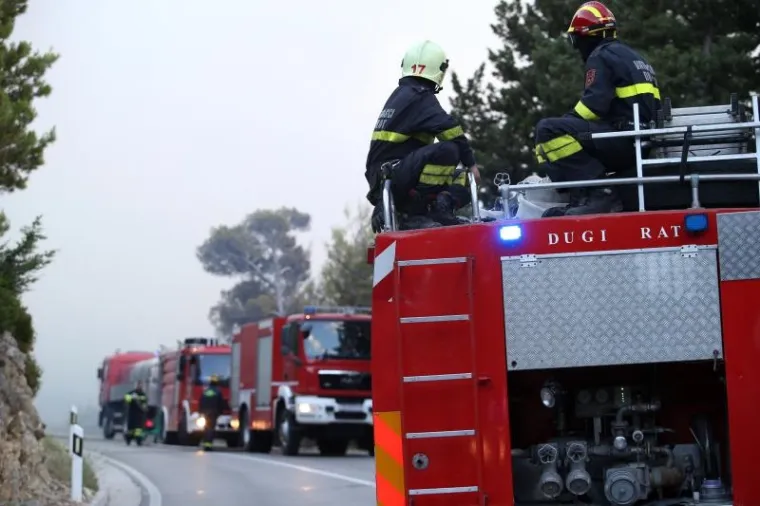 PLAMENI JEZICI NADOMAK KUĆA I HOTELA: Pogledajte kako je izgledala bitka vatrogasaca s velikim požarom kod Tučepa