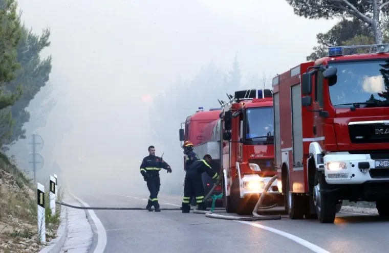 PLAMENI JEZICI NADOMAK KUĆA I HOTELA: Pogledajte kako je izgledala bitka vatrogasaca s velikim požarom kod Tučepa