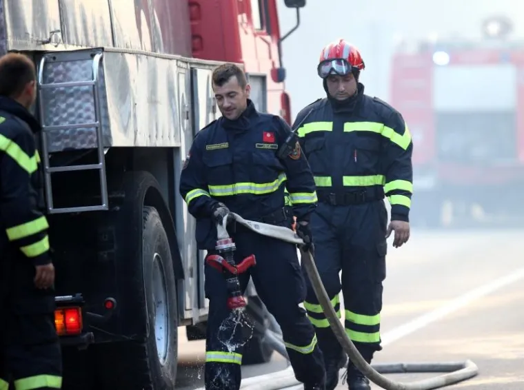 PLAMENI JEZICI NADOMAK KUĆA I HOTELA: Pogledajte kako je izgledala bitka vatrogasaca s velikim požarom kod Tučepa