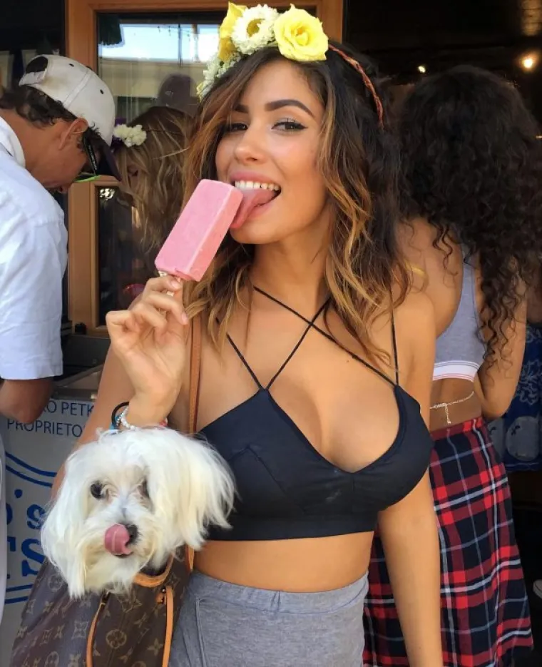 FALI IM SLADOLED? Plaze jezik kao da sutra ne postoji, a i skidaju se koliko im je vruće