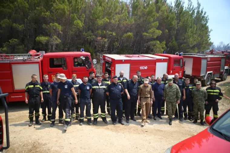 Ministar obrane Damir Krstičević obi&scaron;ao je gasitelje na požari&scaron;tu u okolici Makarske među kojima su i pripadnici HV-a.