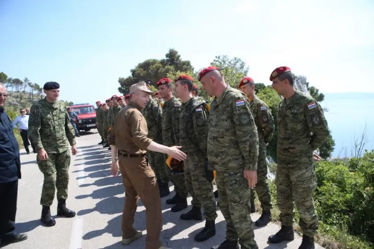 MINISTAR KRSTIČEVIĆ OBI&Scaron;AO POŽARI&Scaron;TE KOD TUČEPA: Čestitao vatrogascima i pripadnicima HV-a
