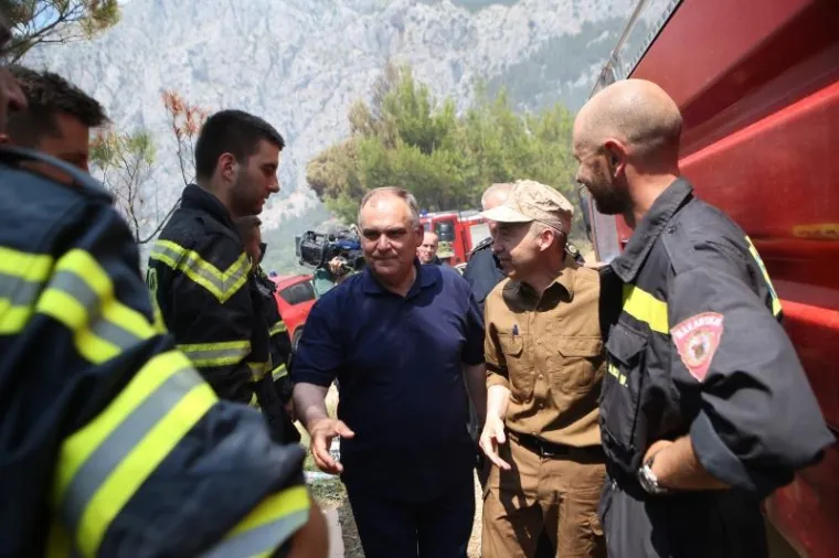 MINISTAR KRSTIČEVIĆ OBI&Scaron;AO POŽARI&Scaron;TE KOD TUČEPA: Čestitao vatrogascima i pripadnicima HV-a