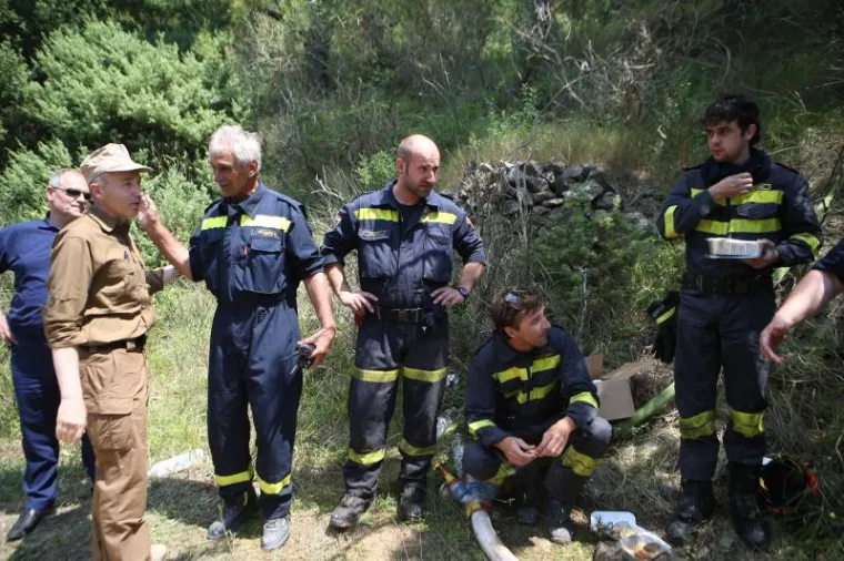 MINISTAR KRSTIČEVIĆ OBI&Scaron;AO POŽARI&Scaron;TE KOD TUČEPA: Čestitao vatrogascima i pripadnicima HV-a