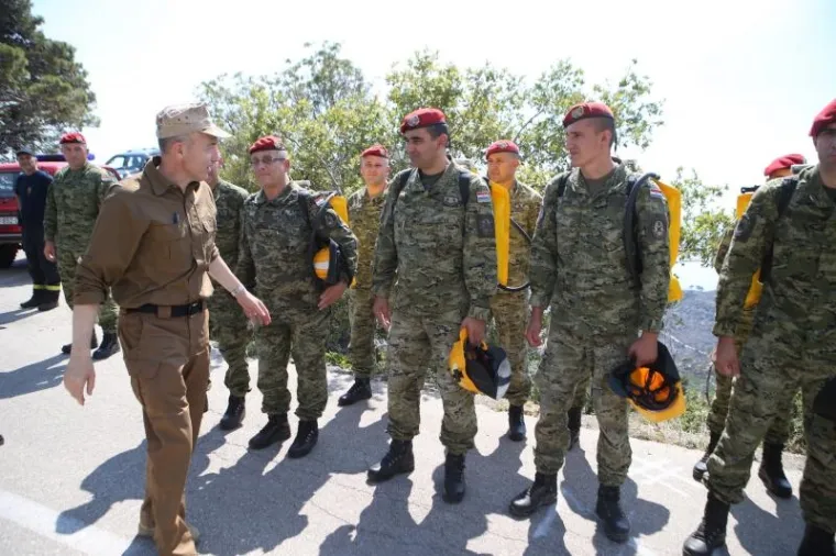 MINISTAR KRSTIČEVIĆ OBI&Scaron;AO POŽARI&Scaron;TE KOD TUČEPA: Čestitao vatrogascima i pripadnicima HV-a