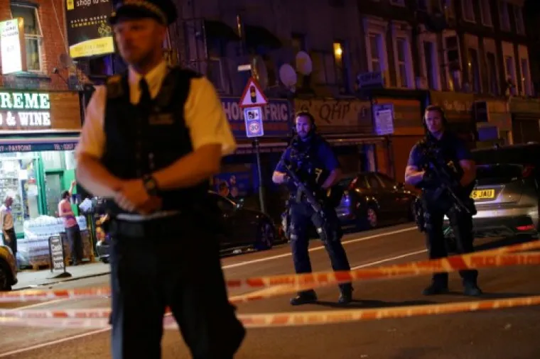 UŽAS U LONDONU: U naletu kombija na vjernike ispred džamije jedna osoba poginula, desetak ozlijeđenih