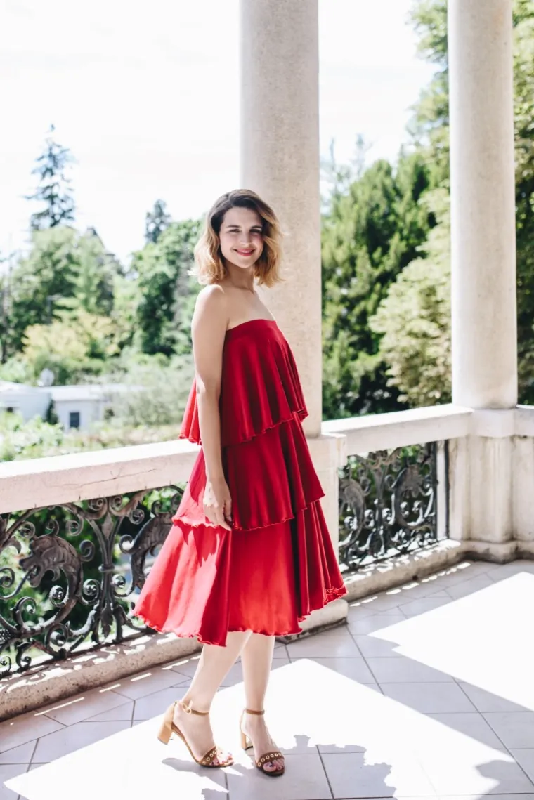 Hrvatski brend LuLu Couture donosi novu kolekciju punu prozračnih materijale, čistih linija, lepr&scaron;avih detalja te opu&scaron;tenog morskog stila. Sunce na koži, sol u kosi, lagana haljina ili nehajno prebačena ko&scaron;ulja tvore cruise stil prave LuLu djevojke, koja se osjeća ugodno u svojoj koži, uživa u prirodi, ljudima, modi i pronalazi ljepotu svuda oko sebe