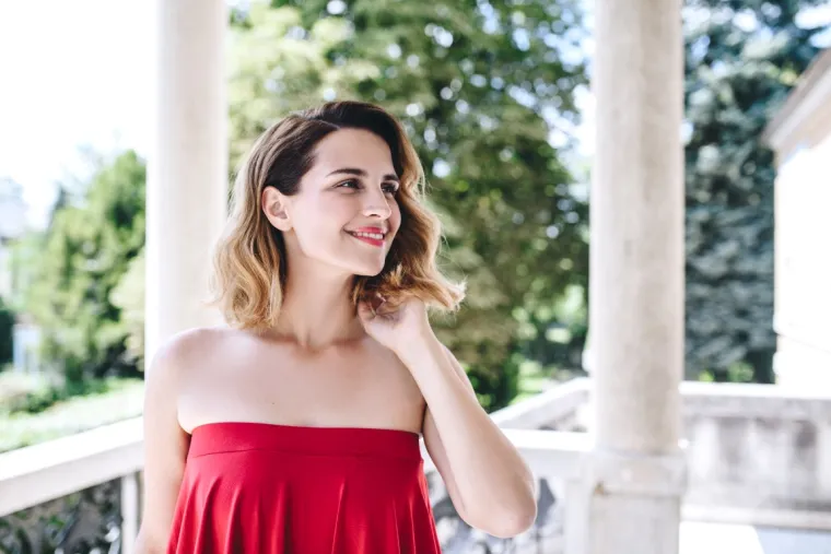 Hrvatski brend LuLu Couture donosi novu kolekciju punu prozračnih materijale, čistih linija, lepr&scaron;avih detalja te opu&scaron;tenog morskog stila. Sunce na koži, sol u kosi, lagana haljina ili nehajno prebačena ko&scaron;ulja tvore cruise stil prave LuLu djevojke, koja se osjeća ugodno u svojoj koži, uživa u prirodi, ljudima, modi i pronalazi ljepotu svuda oko sebe