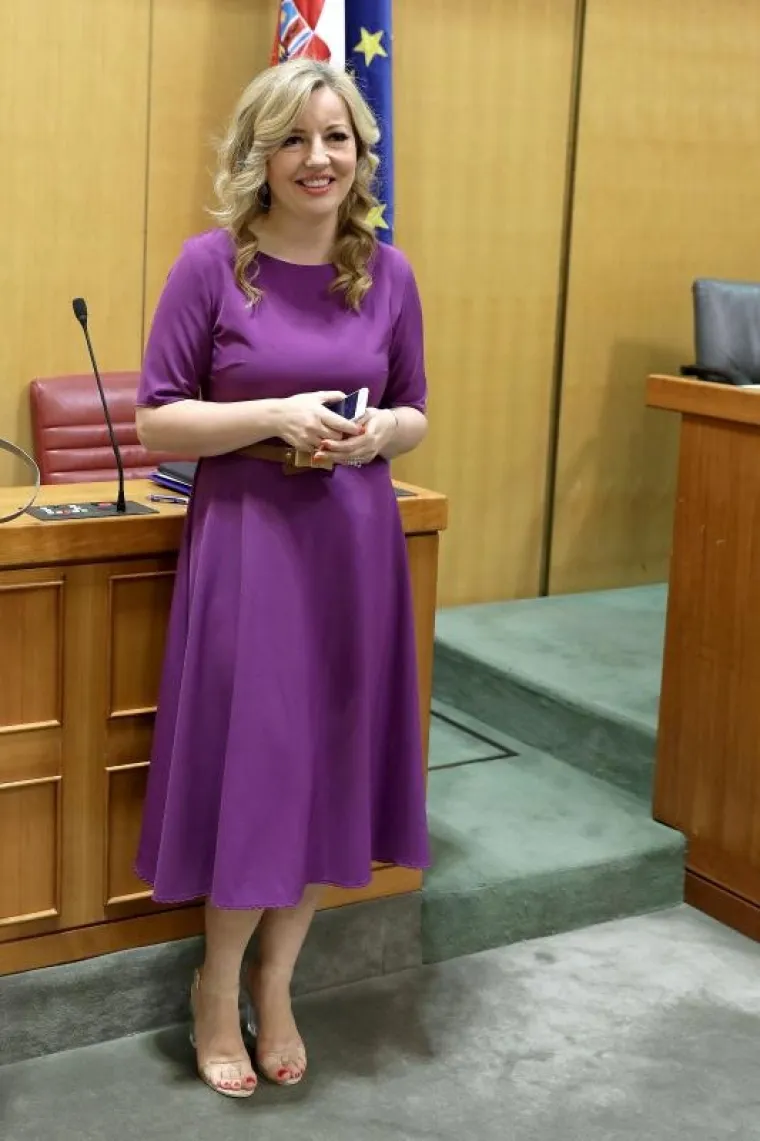 Raspravom o konačnom prijedlogu zakona o izmjenama i dopunama Zakona o ravnopravnosti spolova Sabor RH je nastavio 4. sjednicu . Zakon je predstavljala državna tajnica Margareta Mađerić, koja je na sjednicu stigla u prozirnim štiklama.