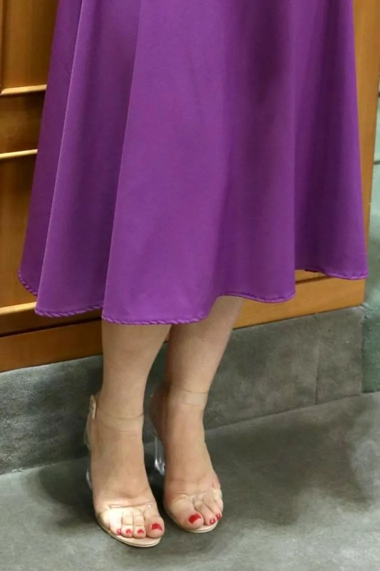 SVI PRIČAJU O NEOBIČNOM MODNOM ODABIRU DRŽAVNE TAJNICE: Pogledajte u kakvim je štiklama došla u Sabor