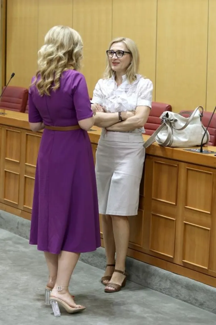 SVI PRIČAJU O NEOBIČNOM MODNOM ODABIRU DRŽAVNE TAJNICE: Pogledajte u kakvim je štiklama došla u Sabor