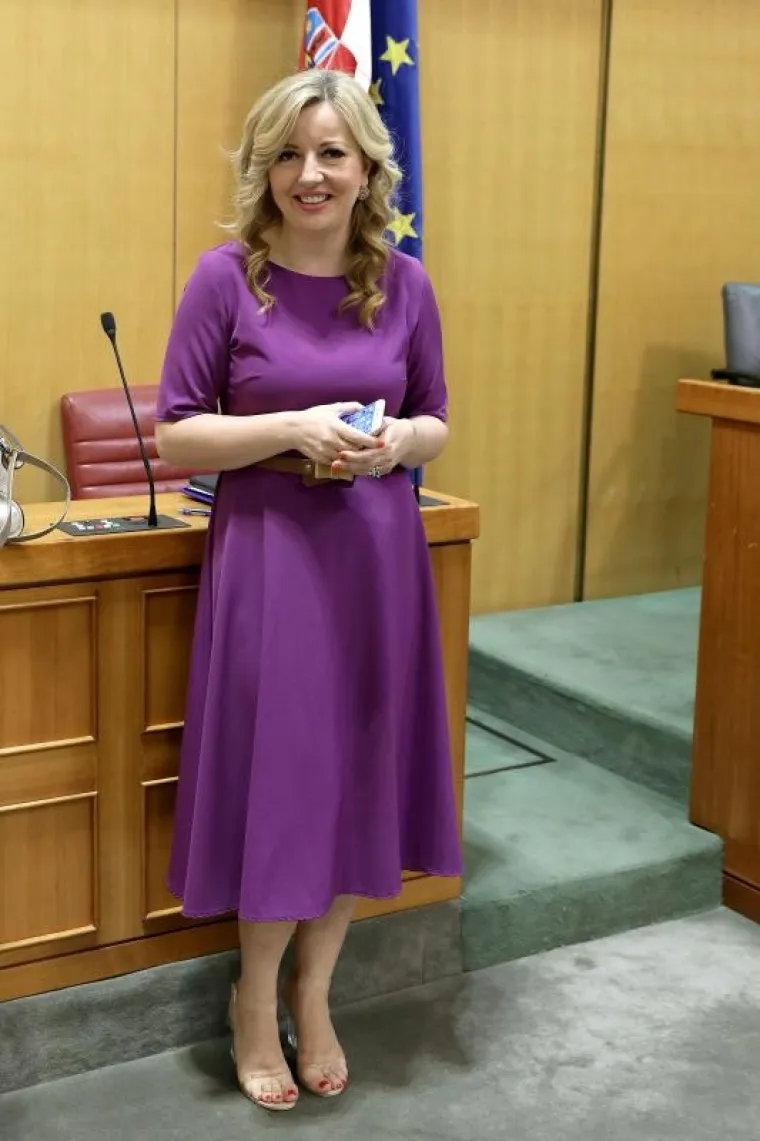 SVI PRIČAJU O NEOBIČNOM MODNOM ODABIRU DRŽAVNE TAJNICE: Pogledajte u kakvim je štiklama došla u Sabor