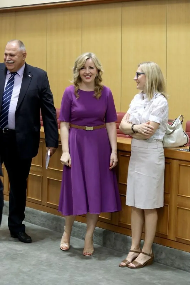 SVI PRIČAJU O NEOBIČNOM MODNOM ODABIRU DRŽAVNE TAJNICE: Pogledajte u kakvim je štiklama došla u Sabor