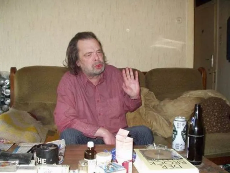 Ako ste se ikada pitali kako izgleda dom alkoholičara koji po cijele dane pije izlazi iz kuće samo po alkohol, u galeriji možete pogledati nemile prizore jednog takvog doma.