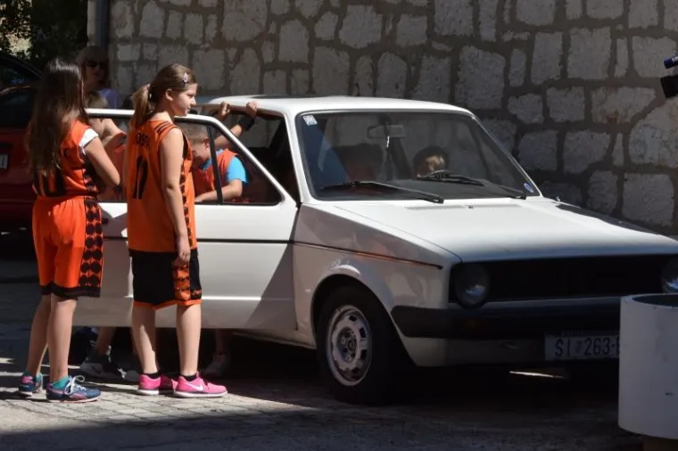 Dugo nakon Draženove smrti, mama Biserka vozila je i brižno čuvala legendarni gol, koji je u utorak dovezen pred Draženovu spomen sobu na Baldekinu gdje će ostati kao uspomena.