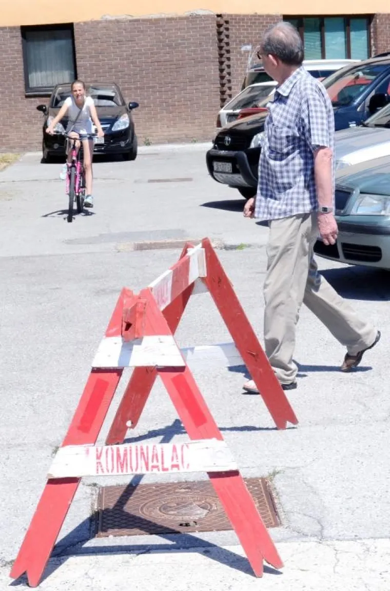 HOĆE LI TO IKAD POPRAVITI? Ova fotografija najbolje pokazuje u kakvom nam je stanju država