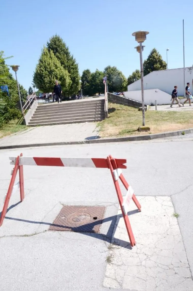HOĆE LI TO IKAD POPRAVITI? Ova fotografija najbolje pokazuje u kakvom nam je stanju država