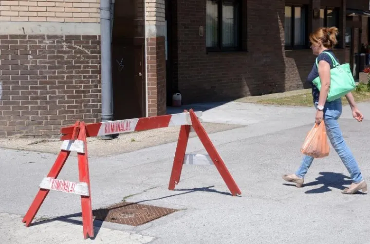 Drvena zapreka iznad potrganog poklopca šahta na cesti kod gradskog bazena u Sisku već više od četiri mjeseca štiti prolaznike od moguće nezgode. Bilo bi bolje zamijeniti oštećeni poklopac, no izgleda da je odgovornima lakše mijenjati zapreke...
