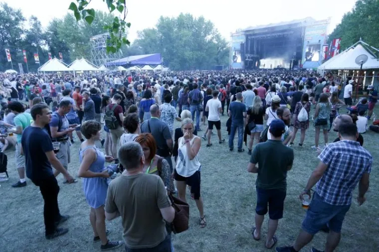 DRUGA VEČER INMUSIC FESTIVALA: Dobra glazba odjekuje s Jaruna, evo kakva je atmosfera