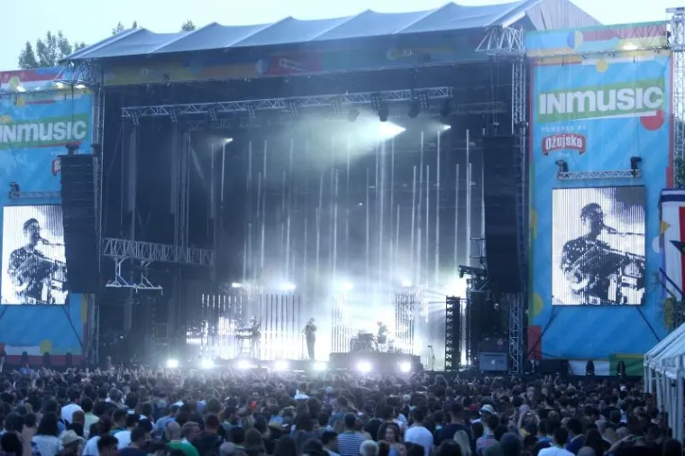 DRUGA VEČER INMUSIC FESTIVALA: Dobra glazba odjekuje s Jaruna, evo kakva je atmosfera