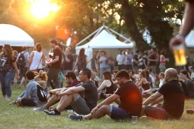 DRUGA VEČER INMUSIC FESTIVALA: Dobra glazba odjekuje s Jaruna, evo kakva je atmosfera