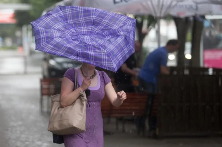 NEVRIJEME POHARALO ZAGREB: Jak pljusak i grmljavina ohladili ulice