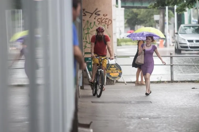 NEVRIJEME POHARALO ZAGREB: Jak pljusak i grmljavina ohladili ulice