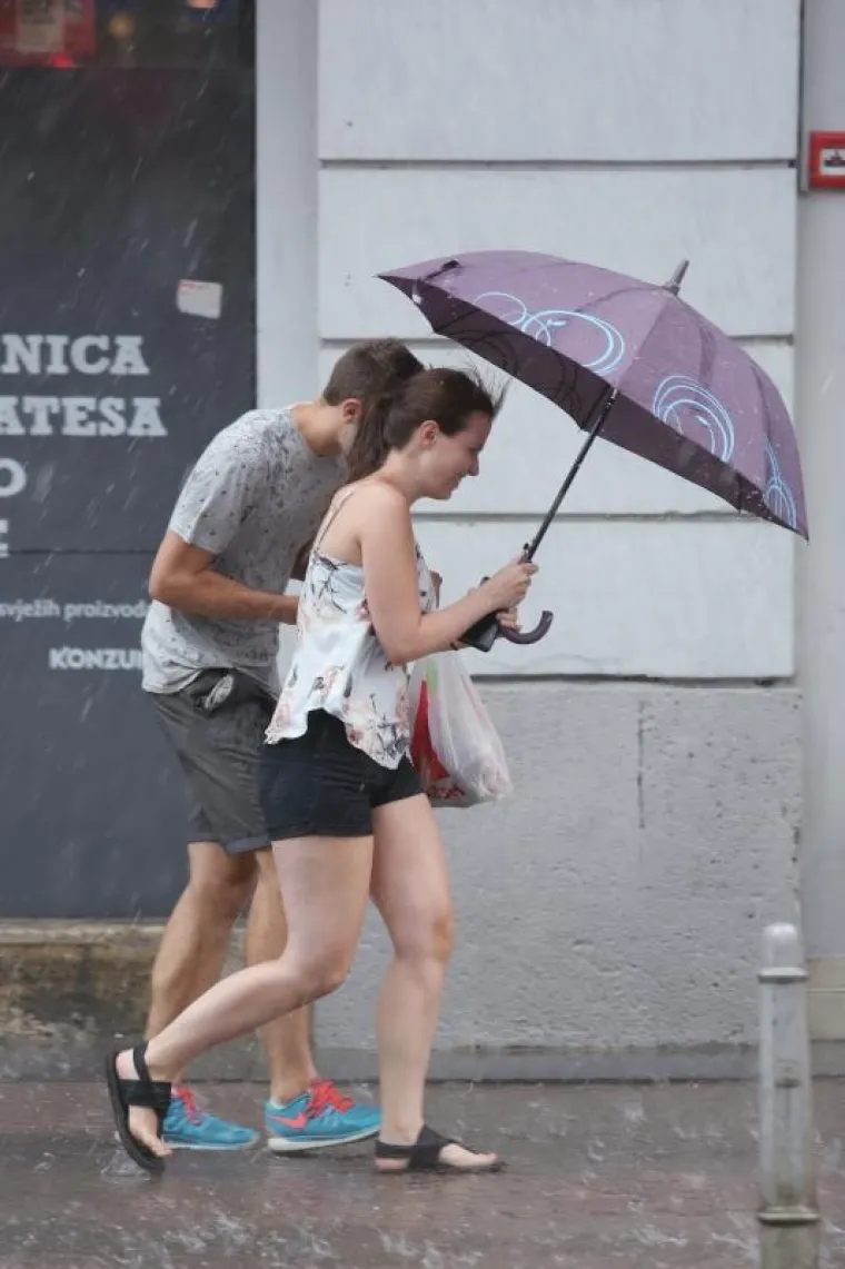 NEVRIJEME POHARALO ZAGREB: Jak pljusak i grmljavina ohladili ulice