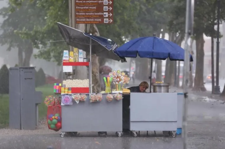 NEVRIJEME POHARALO ZAGREB: Jak pljusak i grmljavina ohladili ulice