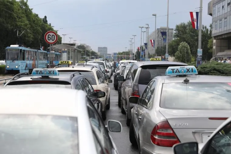 Prosvjedujući protiv Ubera taksisti su blokirali nekoliko traka u Vukovarskoj ulici u Zagrebu