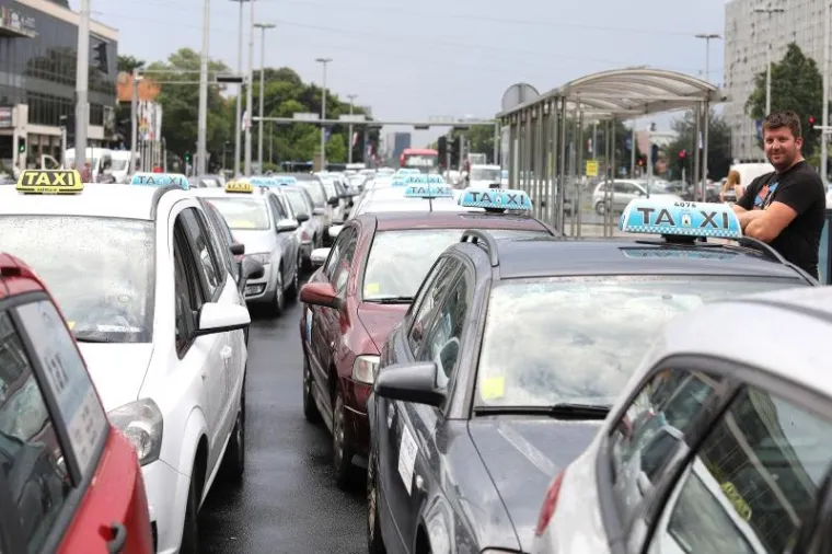 PROMETNI KOLAPS U ZAGREBU: Taksisti iz cijele Hrvatske blokirali Vukovarsku; promet blokiran