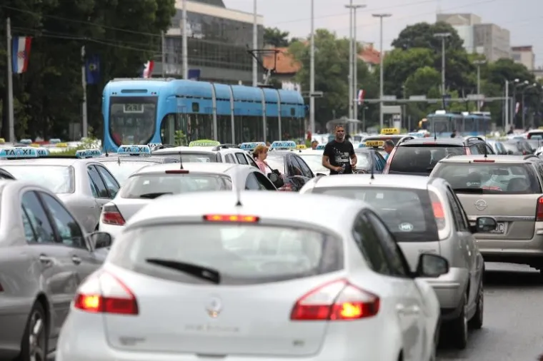 PROMETNI KOLAPS U ZAGREBU: Taksisti iz cijele Hrvatske blokirali Vukovarsku; promet blokiran