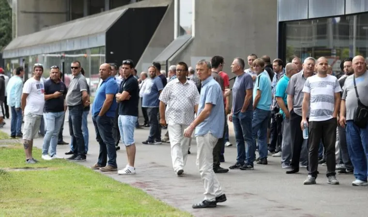 PROMETNI KOLAPS U ZAGREBU: Taksisti iz cijele Hrvatske blokirali Vukovarsku; promet blokiran