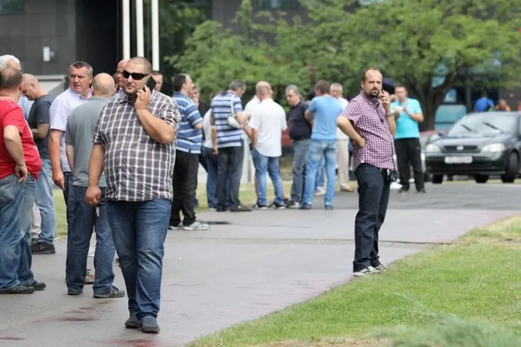 PROMETNI KOLAPS U ZAGREBU: Taksisti iz cijele Hrvatske blokirali Vukovarsku; promet blokiran