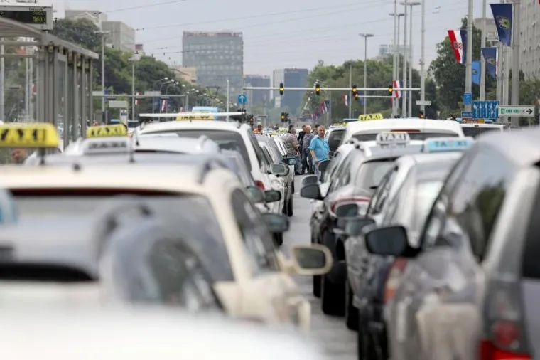 PROMETNI KOLAPS U ZAGREBU: Taksisti iz cijele Hrvatske blokirali Vukovarsku; promet blokiran