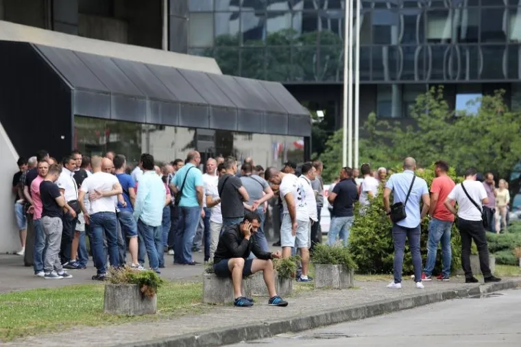 PROMETNI KOLAPS U ZAGREBU: Taksisti iz cijele Hrvatske blokirali Vukovarsku; promet blokiran