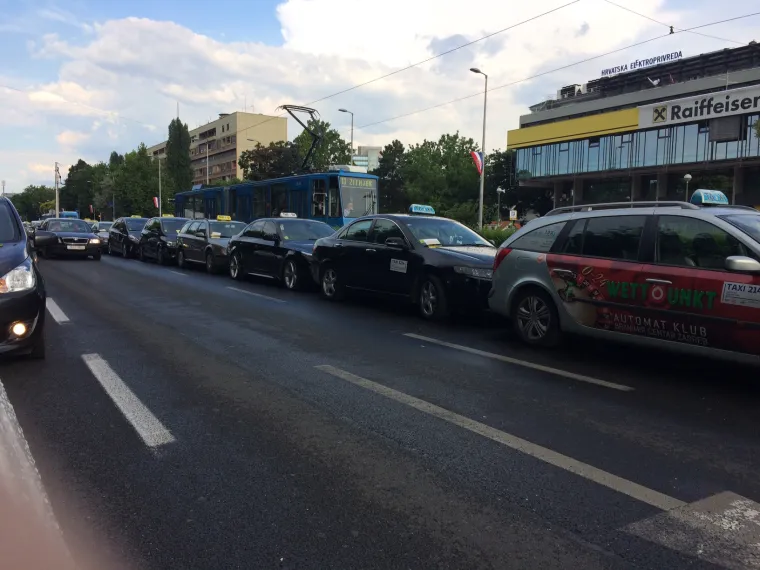 PROMETNI KOLAPS U ZAGREBU: Taksisti iz cijele Hrvatske blokirali Vukovarsku; promet blokiran
