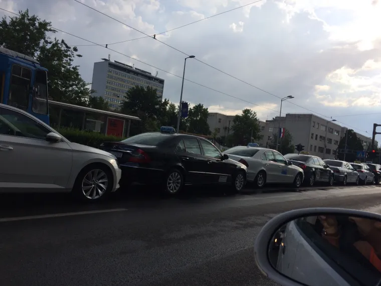 PROMETNI KOLAPS U ZAGREBU: Taksisti iz cijele Hrvatske blokirali Vukovarsku; promet blokiran