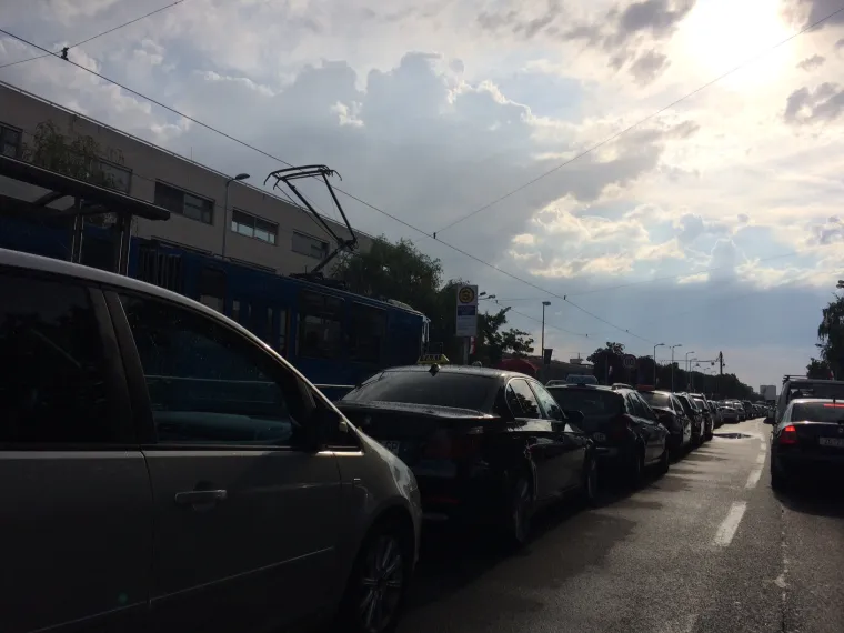 PROMETNI KOLAPS U ZAGREBU: Taksisti iz cijele Hrvatske blokirali Vukovarsku; promet blokiran