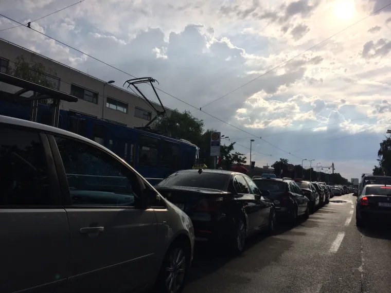 PROMETNI KOLAPS U ZAGREBU: Taksisti iz cijele Hrvatske blokirali Vukovarsku; promet blokiran