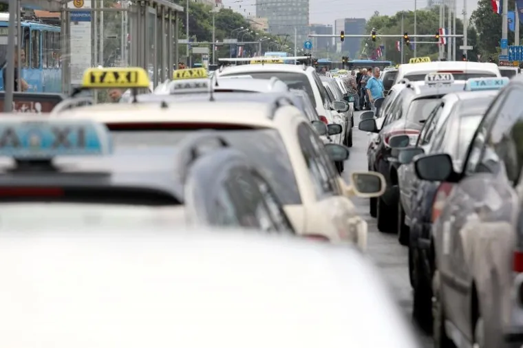 PROMETNI KOLAPS U ZAGREBU: Taksisti iz cijele Hrvatske blokirali Vukovarsku; promet blokiran