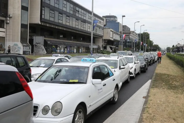 PROMETNI KOLAPS U ZAGREBU: Taksisti iz cijele Hrvatske blokirali Vukovarsku; promet blokiran