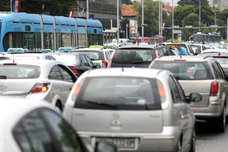 PROMETNI KOLAPS U ZAGREBU: Taksisti iz cijele Hrvatske blokirali Vukovarsku; promet blokiran