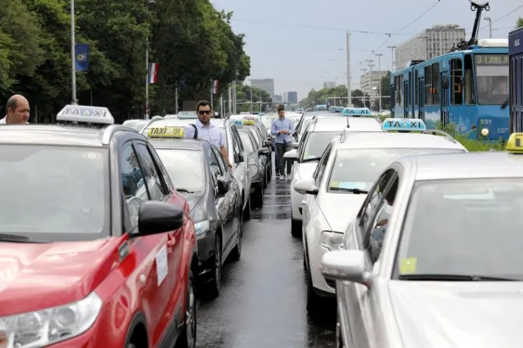 PROMETNI KOLAPS U ZAGREBU: Taksisti iz cijele Hrvatske blokirali Vukovarsku; promet blokiran