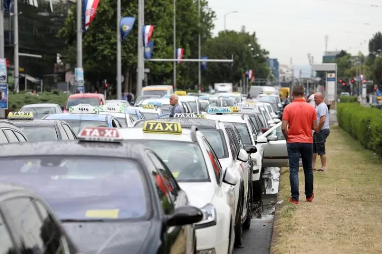 PROMETNI KOLAPS U ZAGREBU: Taksisti iz cijele Hrvatske blokirali Vukovarsku; promet blokiran