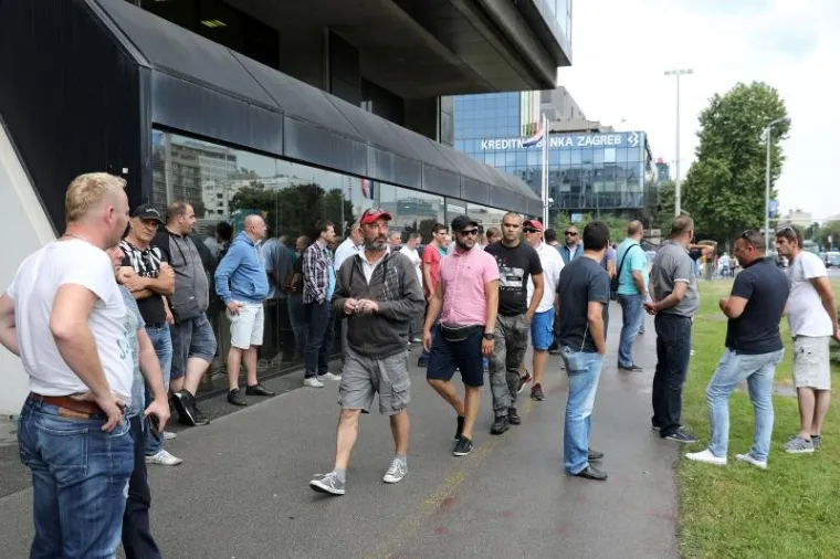 PROMETNI KOLAPS U ZAGREBU: Taksisti iz cijele Hrvatske blokirali Vukovarsku; promet blokiran