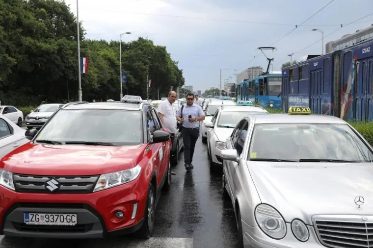 PROMETNI KOLAPS U ZAGREBU: Taksisti iz cijele Hrvatske blokirali Vukovarsku; promet blokiran