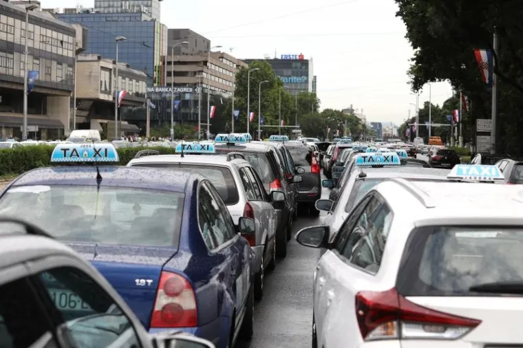 PROMETNI KOLAPS U ZAGREBU: Taksisti iz cijele Hrvatske blokirali Vukovarsku; promet blokiran